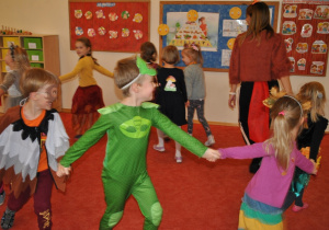 Grupa dzieci tańczy prowadzona w wężyku. Ujęcie 2